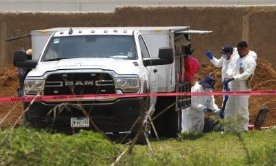 Peritos forenses trabajan en la zona en donde fue localizado un cuerpo humano. Imagen de archivo. EFE/ Francisco Guasco