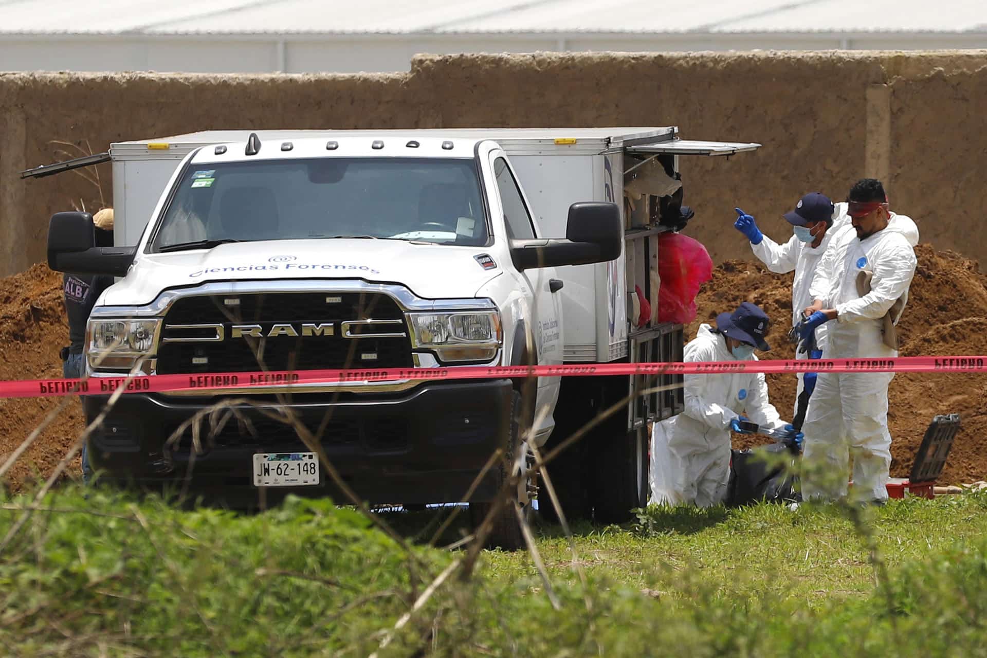 Peritos forenses trabajan en la zona en donde fue localizado un cuerpo humano. Imagen de archivo. EFE/ Francisco Guasco