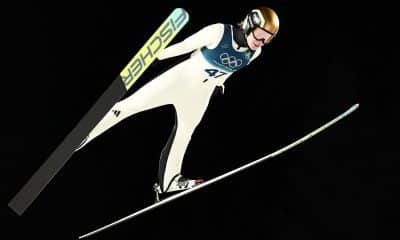 La noruega Anna Odine Ström, durante la prueba de saltos de esquí nórdico desde el trampolín largo de los Juegos de Milán-Cortina d'Ampezzo. EFE/EPA/FILIP SINGER