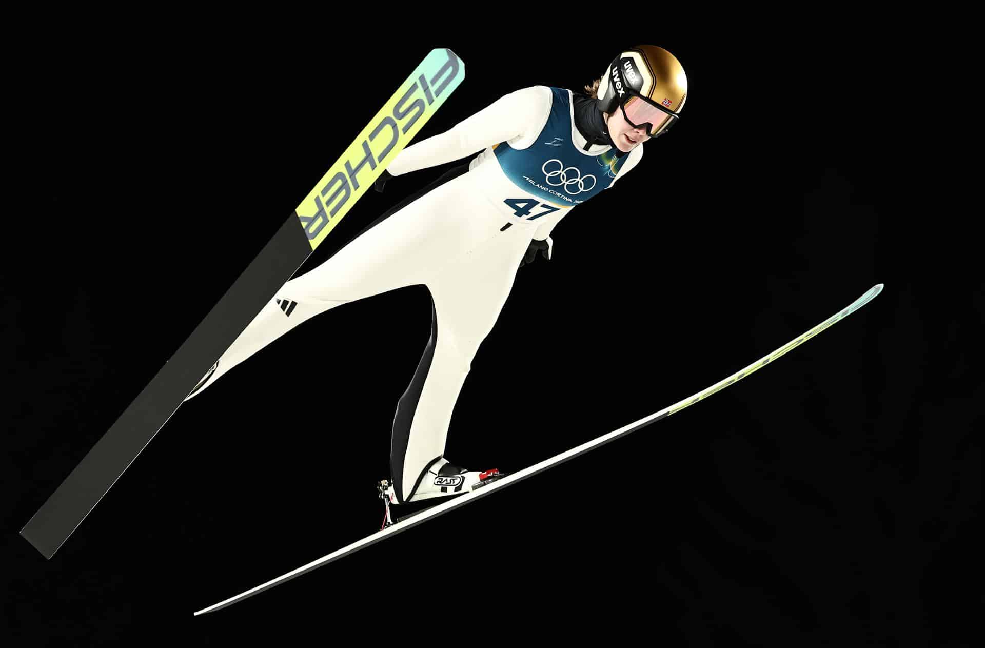 La noruega Anna Odine Ström, durante la prueba de saltos de esquí nórdico desde el trampolín largo de los Juegos de Milán-Cortina d'Ampezzo. EFE/EPA/FILIP SINGER