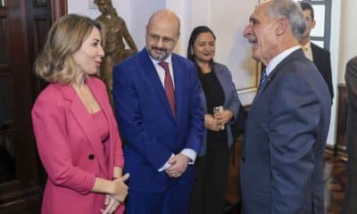 Fotografía cedida por Casa Presidencial de Honduras que muestra a la directora ejecutiva del Fondo Monetario Internacional (FMI), Xiana Méndez Bértolo (i), hablando con el presidente de Honduras, Nasry 'Tito' Asfura (d) este viernes, en Tegucigalpa (Honduras). EFE/ Casa Presidencial de Honduras