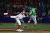 Allen Córdoba (d) de México Verde corre a primera base frente a Reynaldo Rodríguez (i) de México Rojo este sábado, durante la final de la Serie del Caribe de Béisbol 2026 entre México Rojo y México Verde en el Estadio Panamericano Charros de Jalisco en Guadalajara (México). EFE/ Francisco Guasco
