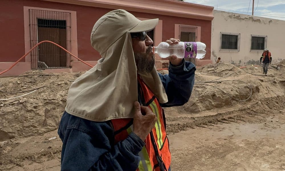 Una persona se refresca debido a las altas temperaturas registradas en la ciudad de Hermosillo, en el estado de Sonora (México). Imagen de archivo. EFE/Daniel Sánchez