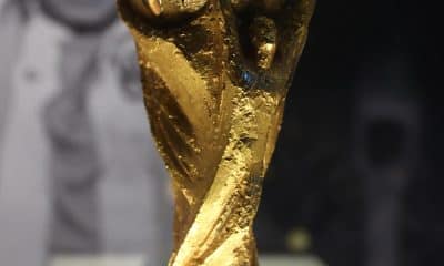 Una réplica del trofeo de la Copa Mundo de la FIFA se halla en el Museo Conmebol en Luque (Paraguay), como promoción del Mundial 2026. EFE/ Juan Pablo Pino