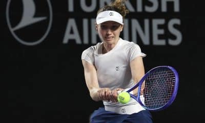 La tenista española Cristina Bucsa devuelve una bola frente a la canadiense Marina Stakusic, en un partido del Mérida Open en Yucatán (México). EFE/Lorenzo Hernández