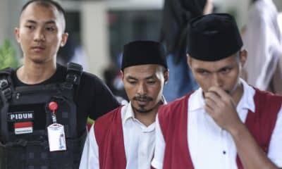 Imagen de archivo de los dos sospechosos del asesinato de Matilde Muñoz en Lombok (Indonesia) en el arranque del juicio en la turística isla el 17 de diciembre de 2025. EFE/Iwan Suryadi