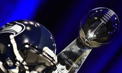 Imagen de archivo de un trofeo del Super Bowl y un casco de los Seattle Seahawks. EPA/LARRY W. SMITH