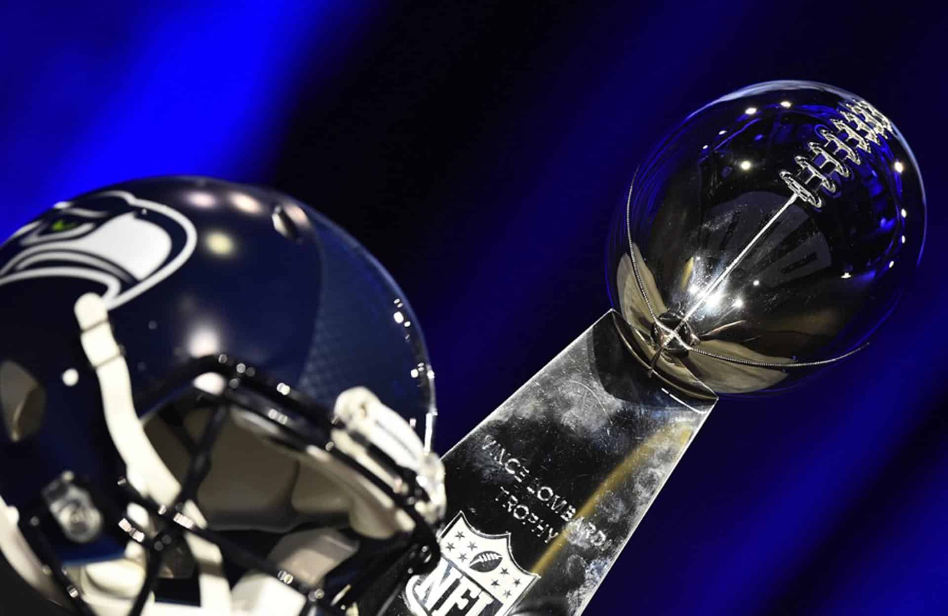 Imagen de archivo de un trofeo del Super Bowl y un casco de los Seattle Seahawks. EPA/LARRY W. SMITH