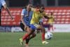 Mariana Mosquera (d), de Colombia, domina el balón ante la marca de Rocío Frachia, de Uruguay, en un partido del Sudamericano Femenino Sub-20 en el estadio Emiliano Ghezzi, en Asunción (Paraguay). EFE/Juan Pablo Pino
