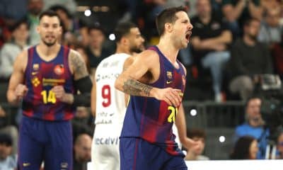 El base del Barcelona Nico Laprovittola celebra una canasta durante el partido de semifinales de la Copa del Rey de Baloncesto que Barcelona y Baskonia disputaron en el Roig Arena, en Valencia. EFE/ Manuel Bruque