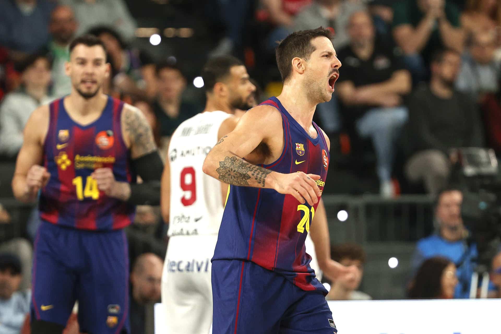 El base del Barcelona Nico Laprovittola celebra una canasta durante el partido de semifinales de la Copa del Rey de Baloncesto que Barcelona y Baskonia disputaron en el Roig Arena, en Valencia. EFE/ Manuel Bruque