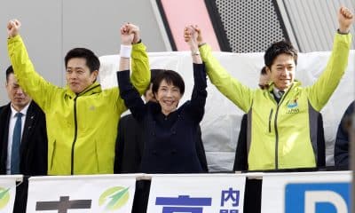 Archivo - TOKIO (Japón), 27/01/2026.- La primera ministra japonesa y líder del gobernante Partido Liberal Democrático (PLD), Sanae Takaichi (centro), levanta los brazos con el miembro de la coalición y líder del Partido de Innovación de Japón, Hirofumi Yoshimura (izq.), y el colíder Fumitake Fujita (der.), durante un mitin de campaña electoral en Tokio, Japón, el 27 de enero de 2026. La primera ministra Takaichi pronunció su primer discurso en el inicio de la campaña oficial para las elecciones generales del 8 de febrero en el distrito de Akihabara, conocido como "La Ciudad Eléctrica". EFE/EPA/FRANCK ROBICHON