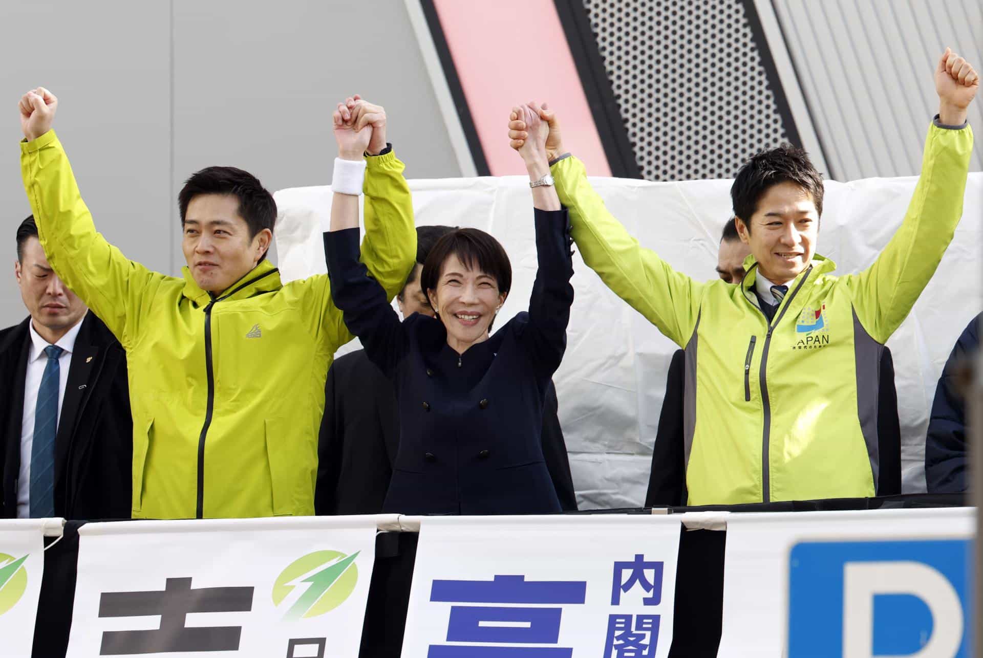 Archivo - TOKIO (Japón), 27/01/2026.- La primera ministra japonesa y líder del gobernante Partido Liberal Democrático (PLD), Sanae Takaichi (centro), levanta los brazos con el miembro de la coalición y líder del Partido de Innovación de Japón, Hirofumi Yoshimura (izq.), y el colíder Fumitake Fujita (der.), durante un mitin de campaña electoral en Tokio, Japón, el 27 de enero de 2026. La primera ministra Takaichi pronunció su primer discurso en el inicio de la campaña oficial para las elecciones generales del 8 de febrero en el distrito de Akihabara, conocido como "La Ciudad Eléctrica". EFE/EPA/FRANCK ROBICHON