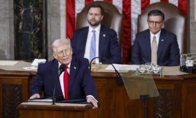 El presidente de EE.UU., Donald Trump, acompañado por el vicepresidente JD Vance y el presidente de la Cámara de Representantes, Mike Johnson, pronuncia su discurso sobre el Estado de la Unión ante una sesión conjunta del Congreso en la cámara de la Cámara de Representantes del Capitolio de EE.UU., en Washington D.C., Estados Unidos, el 24 de febrero de 2026. EFE/WILL OLIVER
