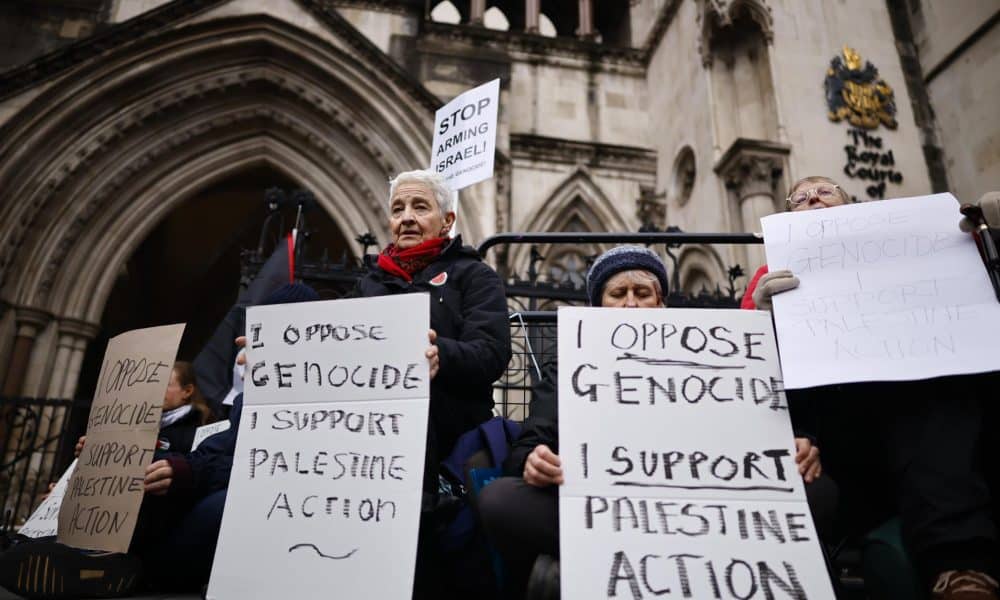 Apoyadores de Palestine Action protestan delante del Tribunal Superior de Londres. EFE/EPA/TOLGA AKMEN