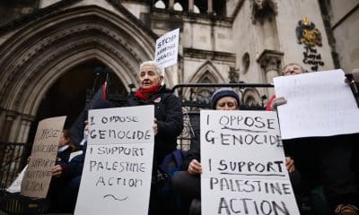 Apoyadores de Palestine Action protestan delante del Tribunal Superior de Londres. EFE/EPA/TOLGA AKMEN