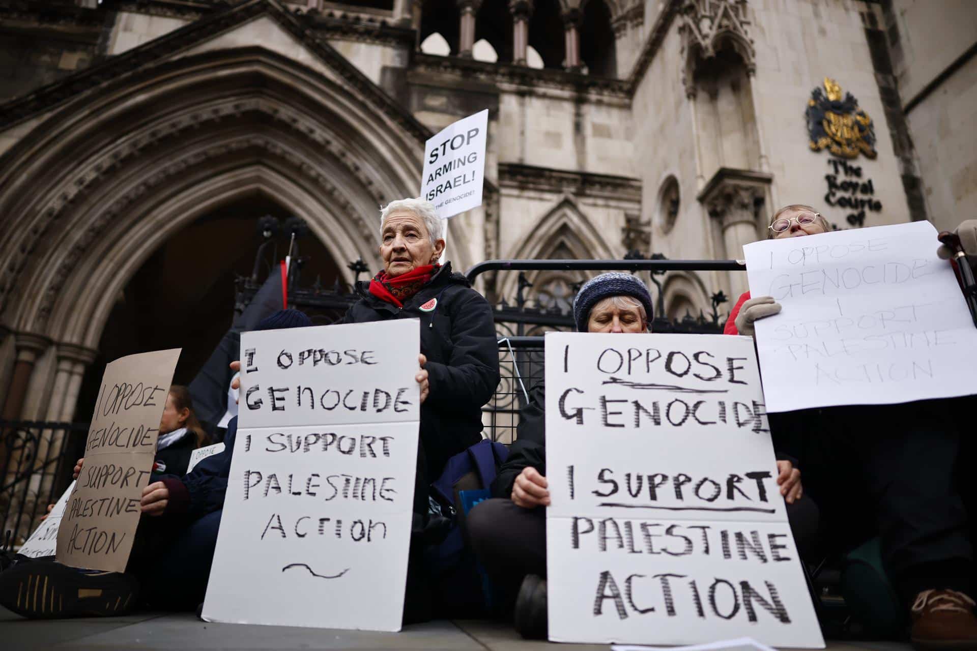 Apoyadores de Palestine Action protestan delante del Tribunal Superior de Londres. EFE/EPA/TOLGA AKMEN