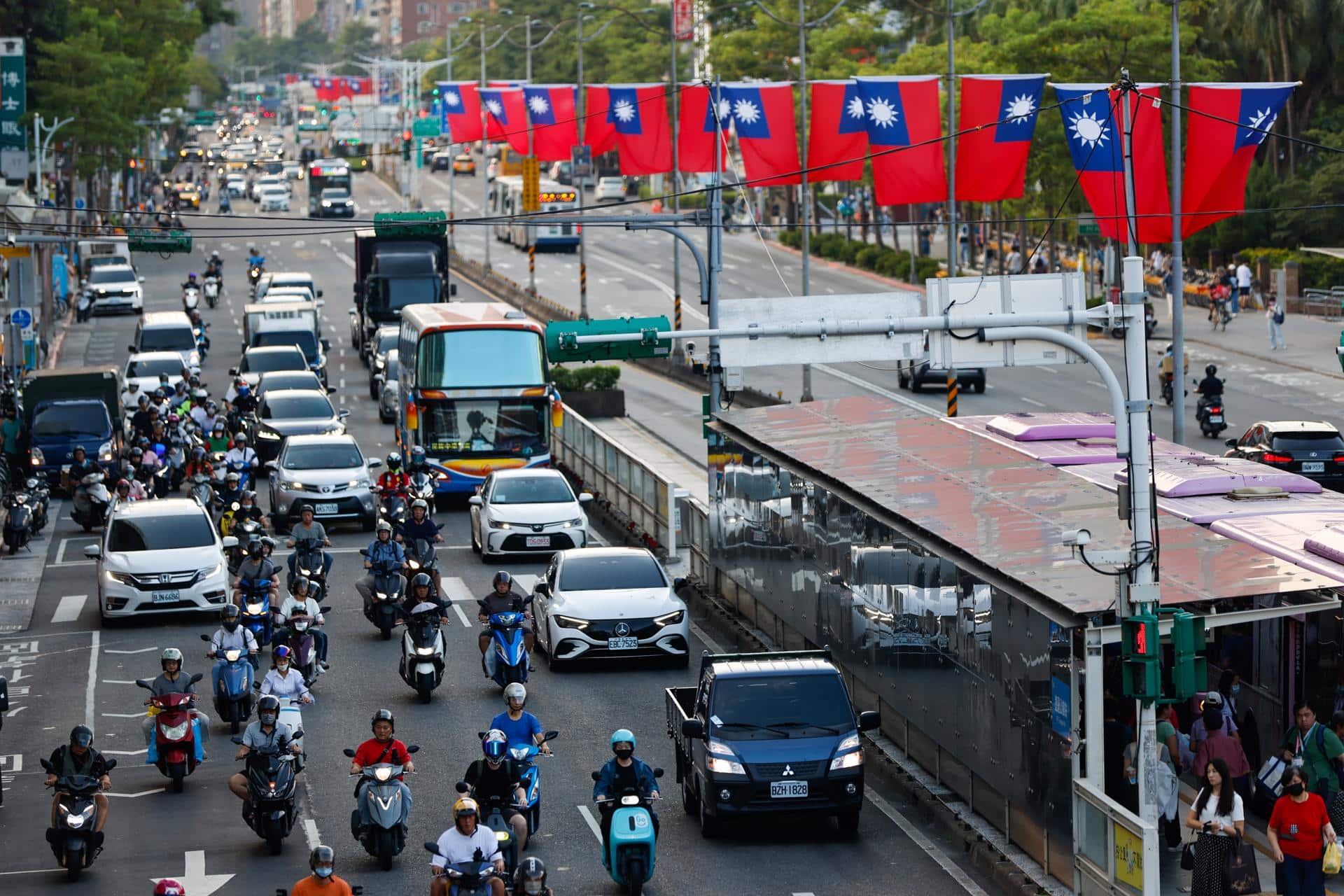 Archivo - TAIPÉI (Taiwán), 03/10/2025.- Banderas de Taiwán decoran las calles de la isla con motivo del Día Nacional. EFE/EPA/RITCHIE B. TONGO