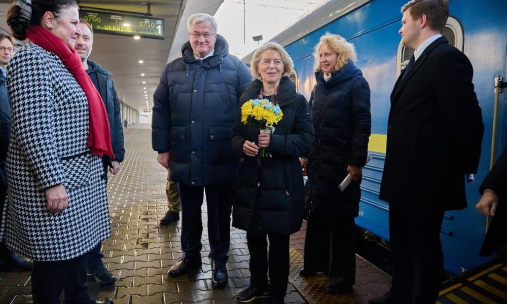 La presidenta de la Comisión Europea (CE), Ursula von der Leyen, a su llegada este martes a Kiev para refrendar el apoyo a Ucrania, justo cuando se cumplen cuatro años del comienzo de la invasión rusa del país. EFE/ Ministerio de Exteriores de Ucrania  - SOLO USO EDITORIAL/SOLO DISPONIBLE PARA ILUSTRAR LA NOTICIA QUE ACOMPAÑA (CRÉDITO OBLIGATORIO) -