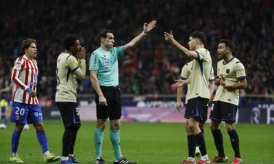 El árbitro Martínez Munuera señala una falta contra el Barcelona, durante el partido de ida de la semifinales de la Copa del Rey que Atlético de Madrid y FC Barcelona disputaron este jueves en el estadio Metropolitano, en Madrid. EFE/Juanjo Martín