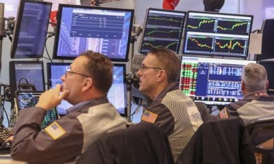 Fotografía de archivo de trabajadores en la Bolsa de Nueva York (EE.UU.). EFE/EPA/SARAH YENESEL