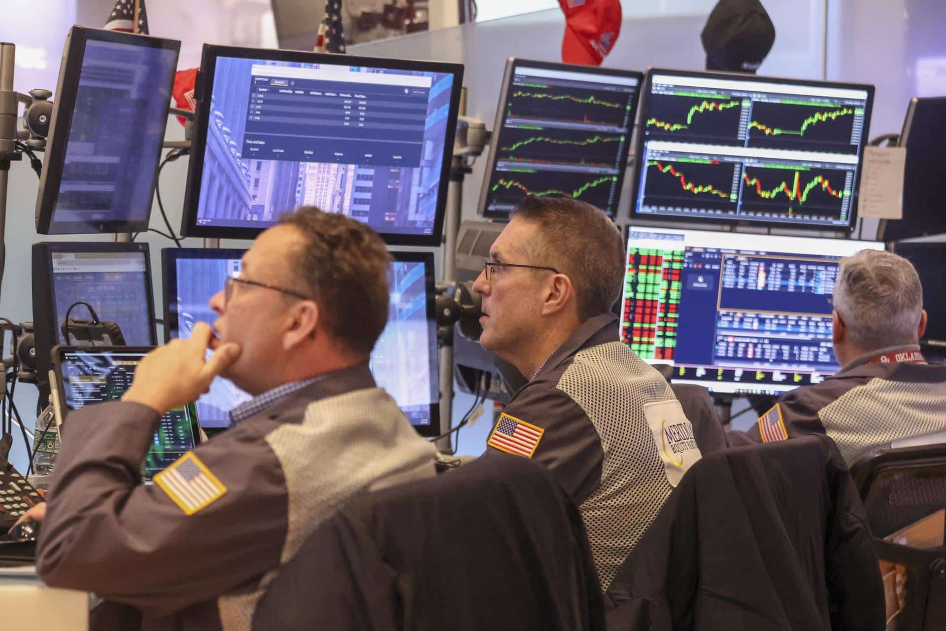 Fotografía de archivo de trabajadores en la Bolsa de Nueva York (EE.UU.). EFE/EPA/SARAH YENESEL