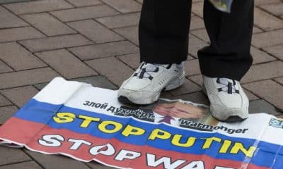 Un manifestante surcoreano se para sobre una foto de Putin mientras protesta contra la invasión rusa de Ucrania frente a la embajada rusa en Seúl, Corea del Sur, 24 de febrero de 2026. El 24 de febrero marca el cuarto aniversario de la invasión a gran escala de Rusia a Ucrania. (Protestas, Corea del Sur, Rusia, Ucrania, Seúl) EFE/EPA/JEON HEON-KYUN