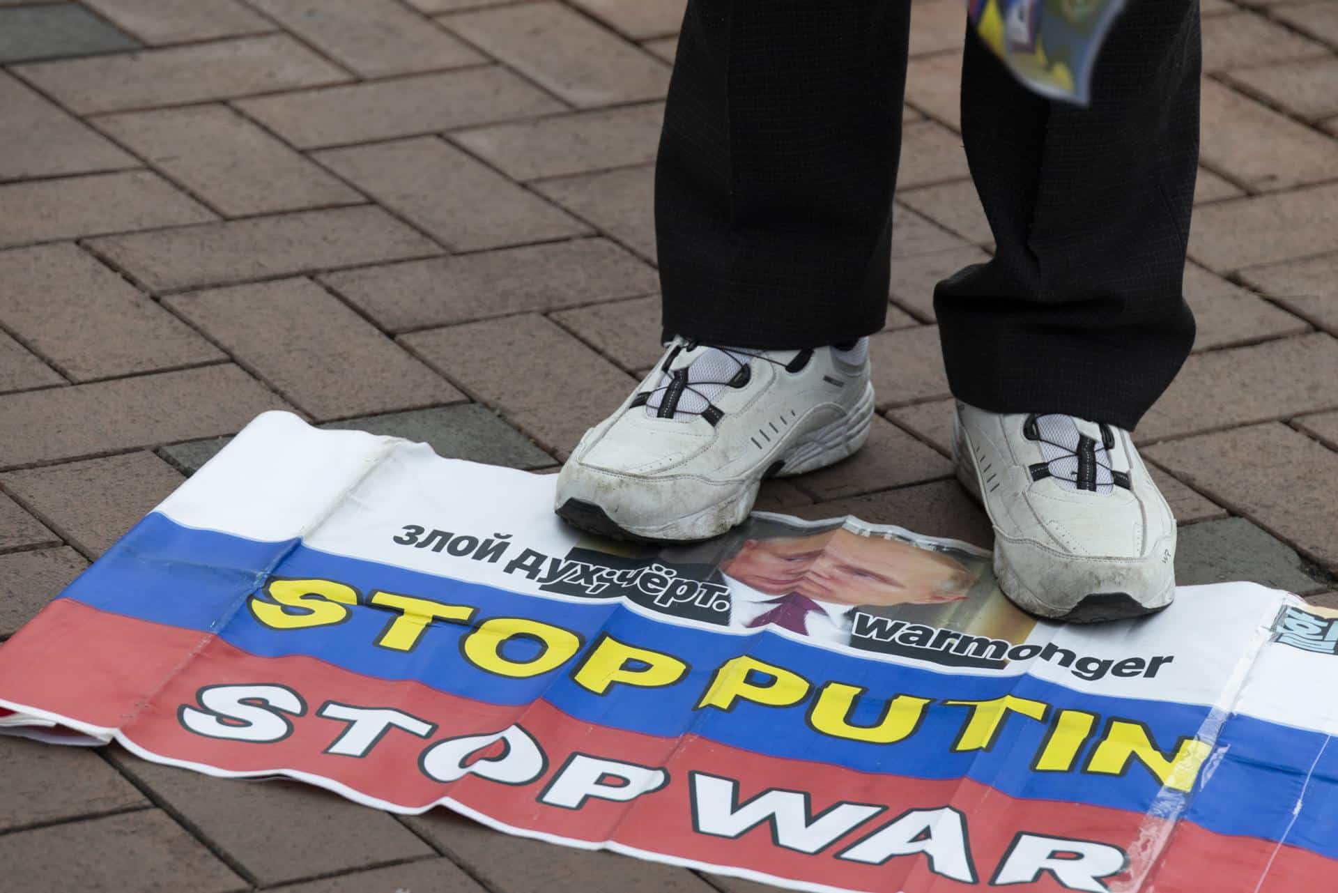 Un manifestante surcoreano se para sobre una foto de Putin mientras protesta contra la invasión rusa de Ucrania frente a la embajada rusa en Seúl, Corea del Sur, 24 de febrero de 2026. El 24 de febrero marca el cuarto aniversario de la invasión a gran escala de Rusia a Ucrania. (Protestas, Corea del Sur, Rusia, Ucrania, Seúl) EFE/EPA/JEON HEON-KYUN