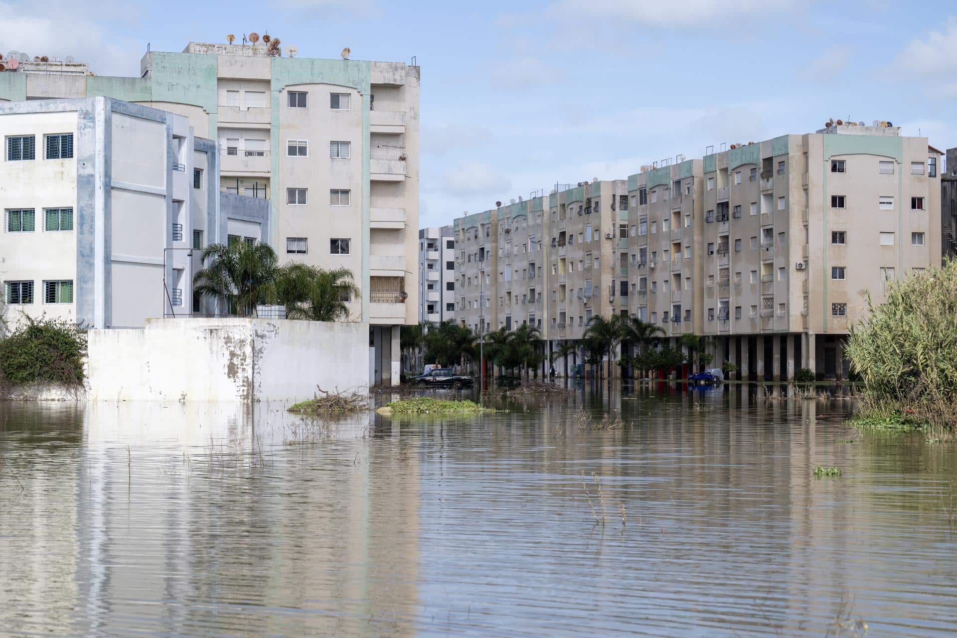 Imagen de ayer, domingo, de inundaciones en Alcazarquivir, Marruecos. EFE/EPA/JALAL MORCHIDI
