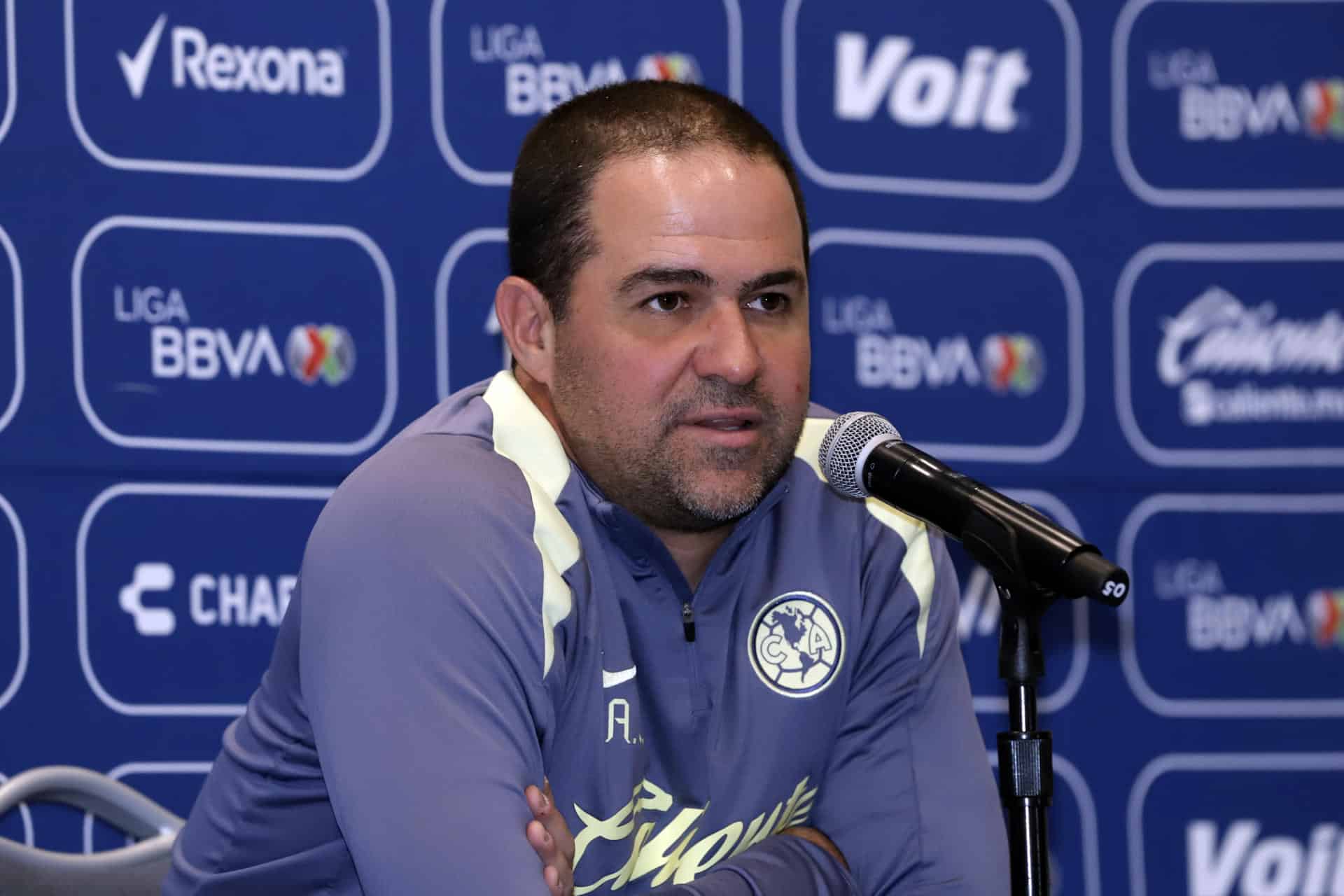 El entrenador de América, Andre Jardine, habla durante una rueda de prensa en Puebla (México). Fotografía de archivo. EFE/ Hilda Ríos