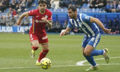 El futbolista del Alavés Jonathan Castro 'Jonny' (d) lucha por la bola con Arambarri (i), del Getafe, durante su partido de LaLiga EA Sports disputado en el estadio de Mendizorroza, en Vitoria. EFE/ L. Rico