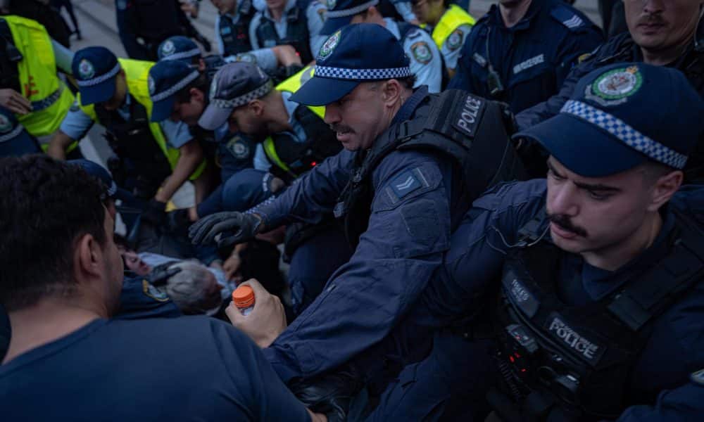 Archivo - SÍDNEY (Australia), 09/02/2026.- Agentes de policía detienen a manifestantes durante una protesta propalestina frente al Ayuntamiento de Sídney, durante la visita del presidente israelí, Isaac Herzog, a Australia.EFE/EPA/FLAVIO BRANCALEONE AUSTRALIA AND NEW ZEALAND OUT