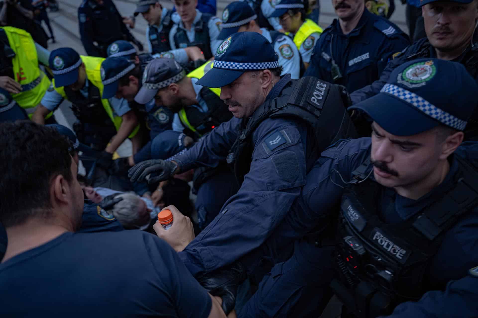 Archivo - SÍDNEY (Australia), 09/02/2026.- Agentes de policía detienen a manifestantes durante una protesta propalestina frente al Ayuntamiento de Sídney, durante la visita del presidente israelí, Isaac Herzog, a Australia.EFE/EPA/FLAVIO BRANCALEONE AUSTRALIA AND NEW ZEALAND OUT