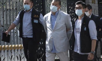 Imagen de archivo de Jimmy Lai, magnate de los medios y fundador del Apple Daily, escoltado por la policía tras ser arrestado en su domicilio en Hong Kong, China, el 10 de agosto de 2020. EFE/EPA/VERNON YUEN