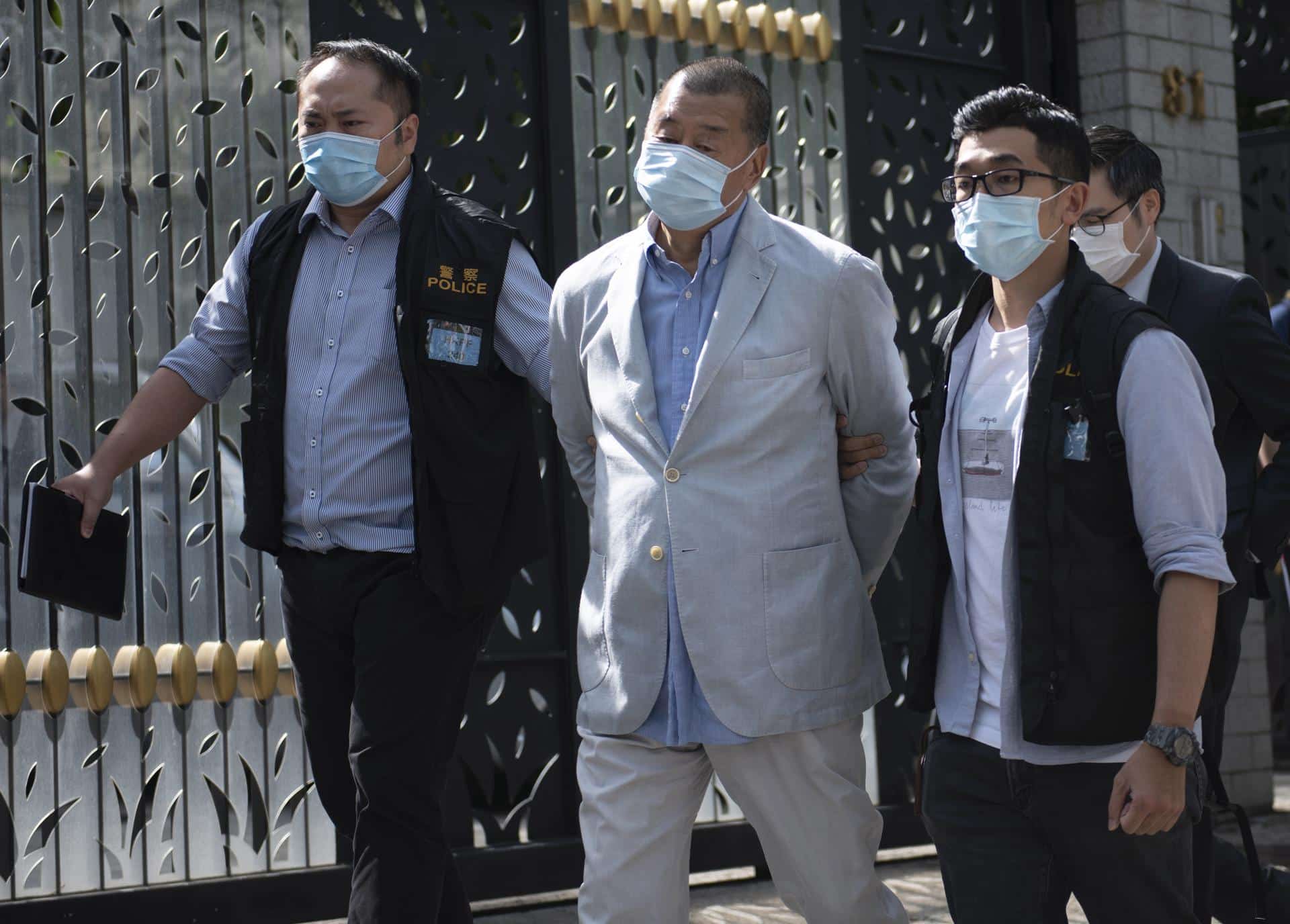 Imagen de archivo de Jimmy Lai, magnate de los medios y fundador del Apple Daily, escoltado por la policía tras ser arrestado en su domicilio en Hong Kong, China, el 10 de agosto de 2020. EFE/EPA/VERNON YUEN