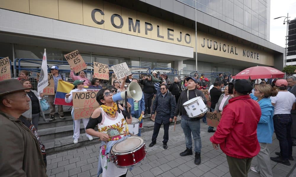 Simpatizantes del alcalde de Guayaquil, Aquiles Alvarez, se manifiestan afuera del Complejo Judicial Norte este 11 de febrero de 2026, en Quito (Ecuador). EFE/José Jácome