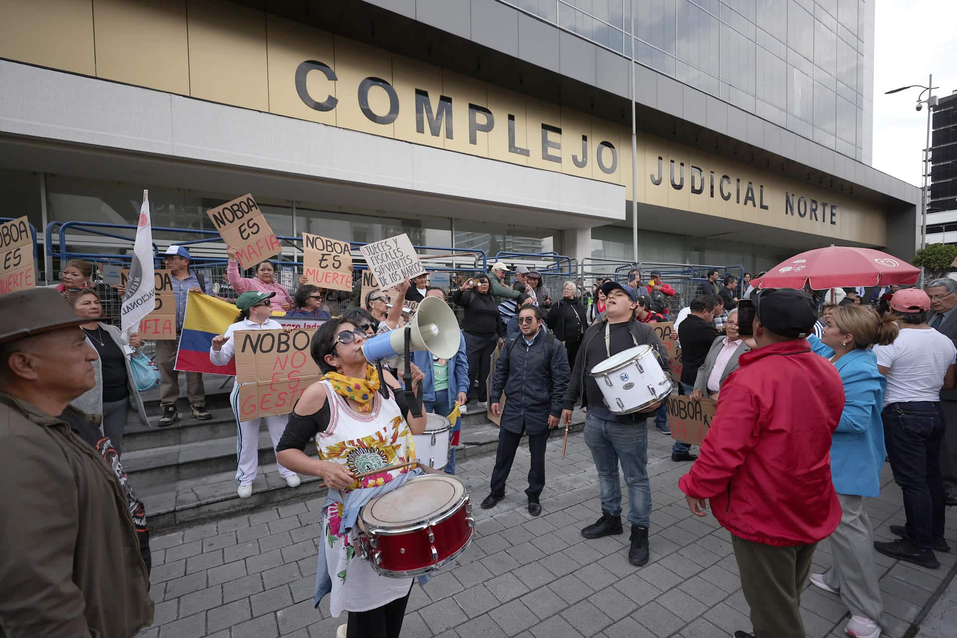 Simpatizantes del alcalde de Guayaquil, Aquiles Alvarez, se manifiestan afuera del Complejo Judicial Norte este 11 de febrero de 2026, en Quito (Ecuador). EFE/José Jácome
