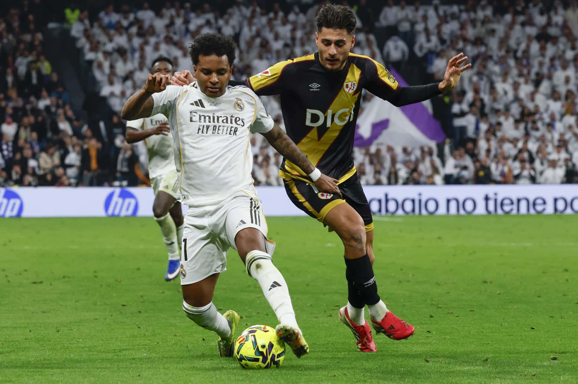 El delantero del Real Madrid Rodrygo Goes (d), durante un partido el pasado 1 de febrero. EFE/ Ballesteros