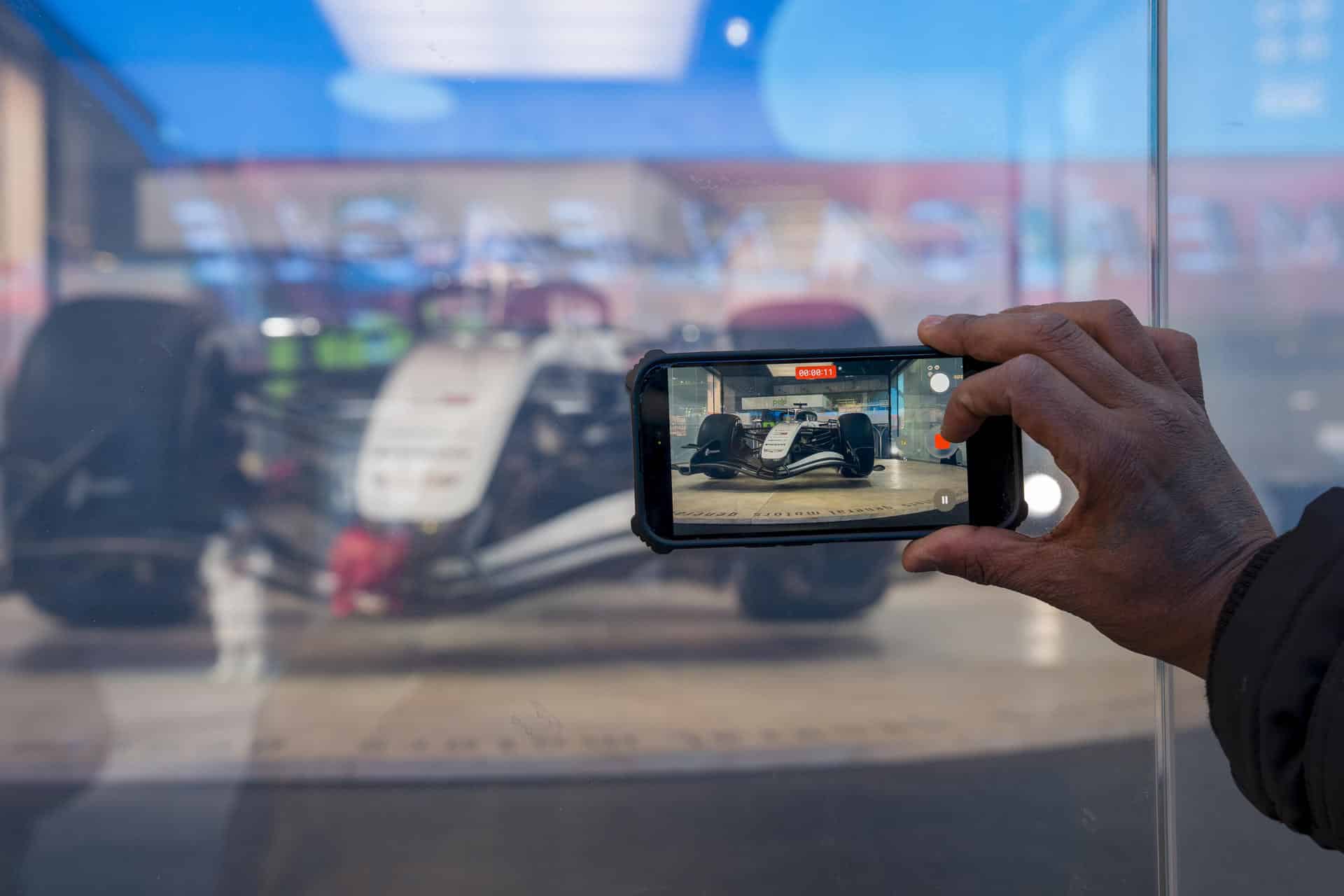 La nueva escudería de Fórmula Uno Cadillac F1 exhibió en Times Square el coche con el que se estrenará el mexicano Sergio 'Checo' Pérez en la temporada de 2026 ante el moderado optimismo de los aficionados. EFE/Ángel Colmenares