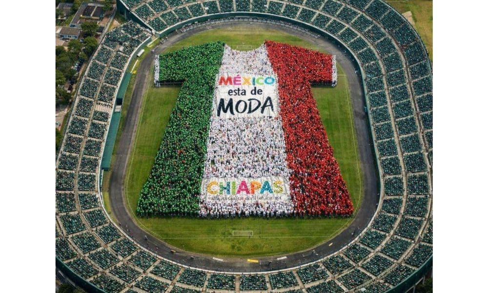 Imagen realizada con IA cedida por la Secretaria de Turismo de México (Sectur) de una camiseta conformada por personas en Chiapas (México). EFE/ Secretaria de Turismo de México /SOLO USO EDITORIAL/NO VENTAS/SOLO DISPONIBLE PARA ILUSTRAR LA NOTICIA QUE ACOMPAÑA (CRÉDITO OBLIGATORIO)