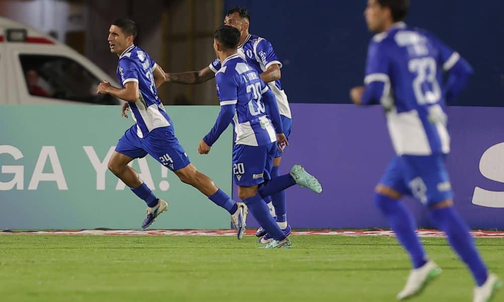 Federico Barrandeguy (i), de Juventud, celebra un gol en un partido de vuelta por la primera fase de la Copa Libertadores entre U. Católica y Juventud en el estadio Olímpico en Quito (Ecuador). EFE/José Jacome