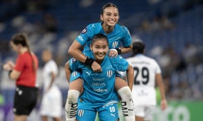 Nicole Pérez (abajo) y Alice Soto (arriba) de Rayadas celebran en un partido en el estadio BBVA, en Monterrey (México). Imagen de archivo. EFE/ Miguel Sierra