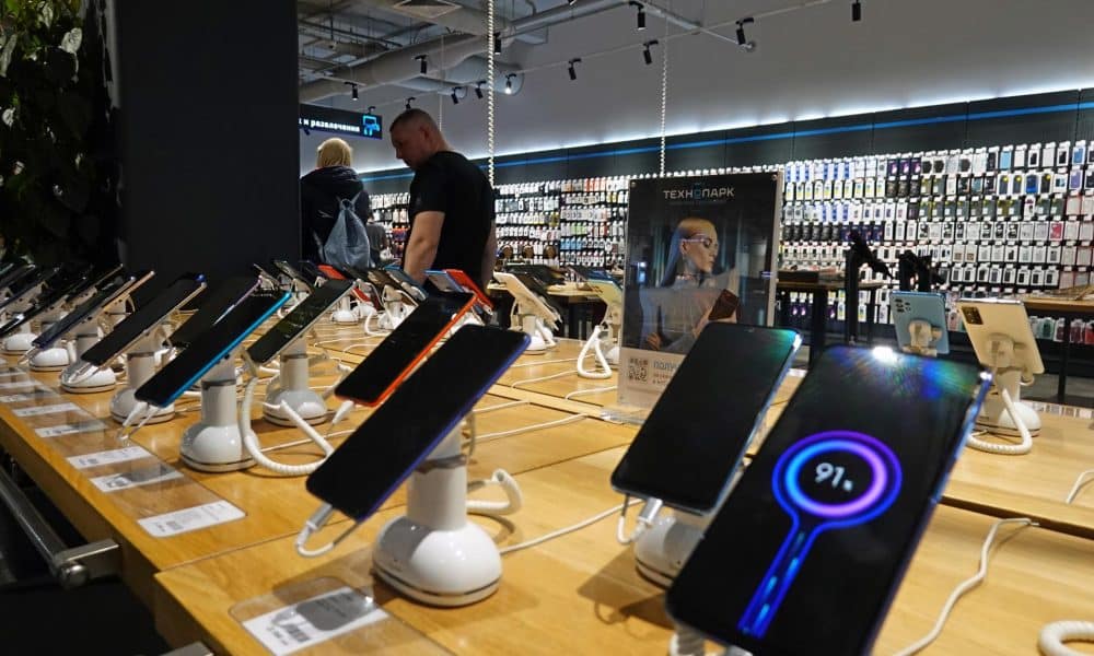 FOTO ARCHIVO. Tienda de la cadena rusa de electrónica de consumo Technopark en Moscú. EFE/EPA/MAXIM SHIPENKOV