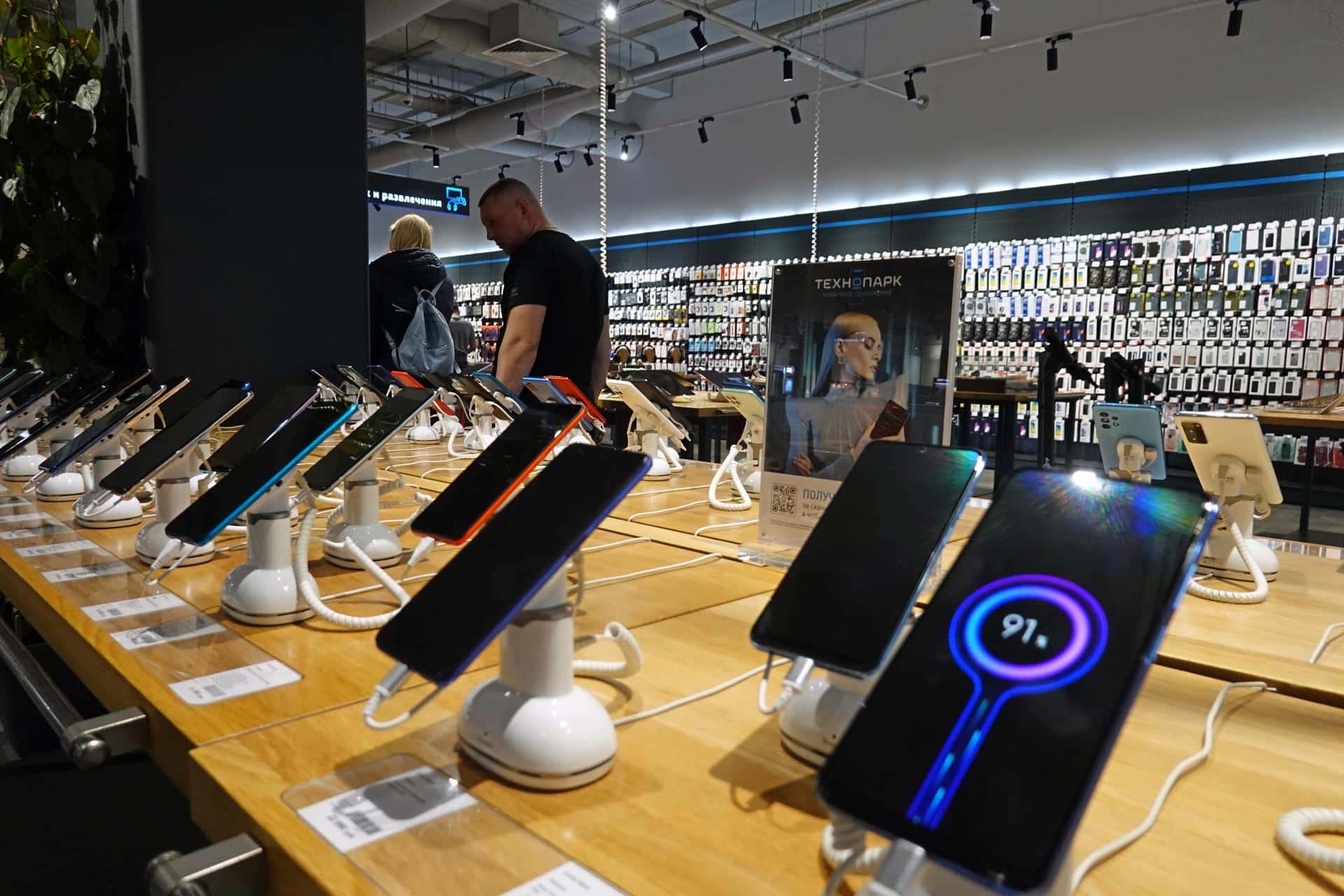 FOTO ARCHIVO. Tienda de la cadena rusa de electrónica de consumo Technopark en Moscú. EFE/EPA/MAXIM SHIPENKOV