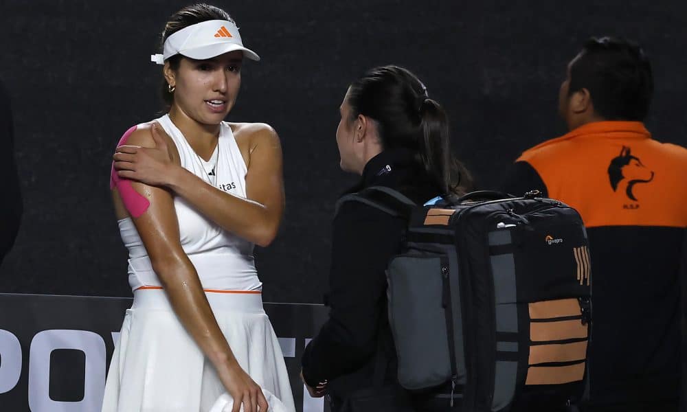 La tenista colombiana Camila Osorio (i) se retira por una lesión en el hombro frente a la británica Katie Moulter en un partido del Mérida Open en Yucatán (México). EFE/Lorenzo Hernández