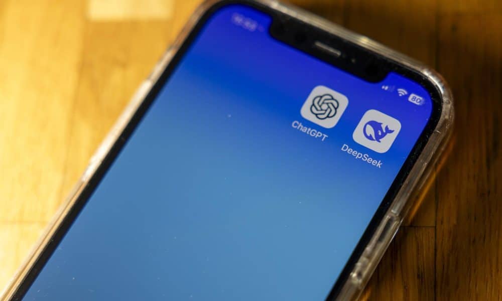 Imagen de archivo de un móvil con las app de IA americana, ChatGPT, y china, DeepSeek. EFE/EPA/SALVATORE DI NOLFI