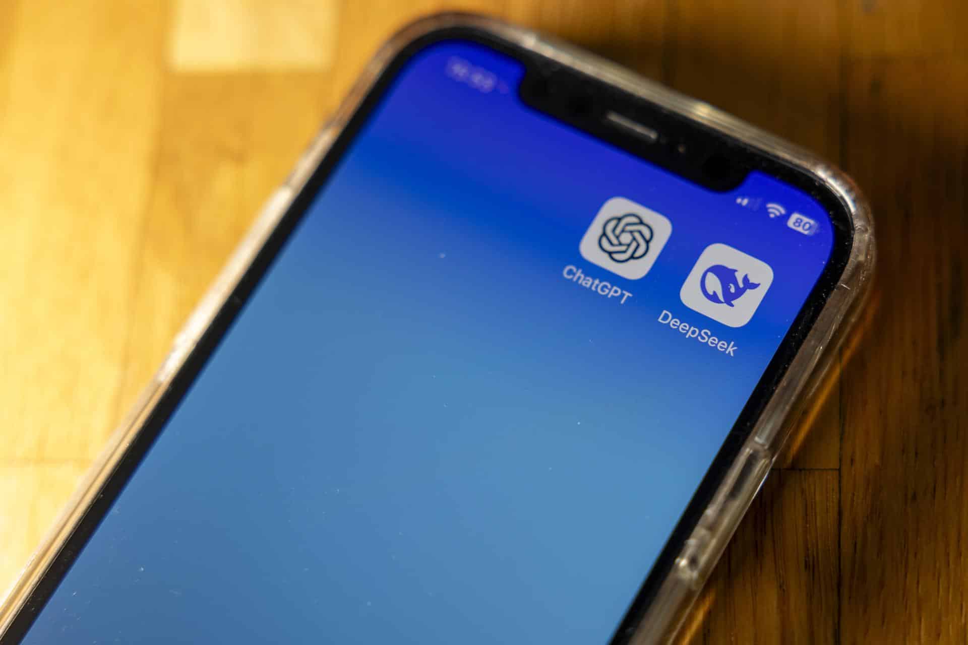 Imagen de archivo de un móvil con las app de IA americana, ChatGPT, y china, DeepSeek. EFE/EPA/SALVATORE DI NOLFI