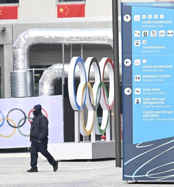 Un agente de las fuerzas del orden patrulla el perímetro de la Villa Olímpica instalada en Milán (Italia), el pasado 30 de enero. EFE/EPA/DANIEL DAL ZENNA EFE/EPA/DANIEL DAL ZENNARO