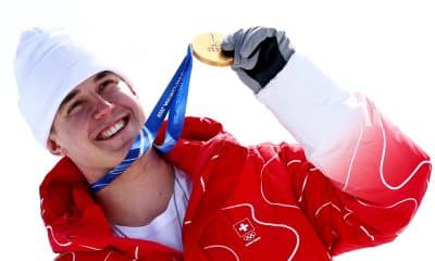 El medallista de oro suizo Franjo von Allmen posa durante la ceremonia de entrega después de la carrera de descenso de esquí alpino masculino en los Juegos Olímpicos de Invierno de 2026 en el Centro de Esquí Stelvio en Bormio, Italia.EFE/EPA/MICHAEL BUHOLZER