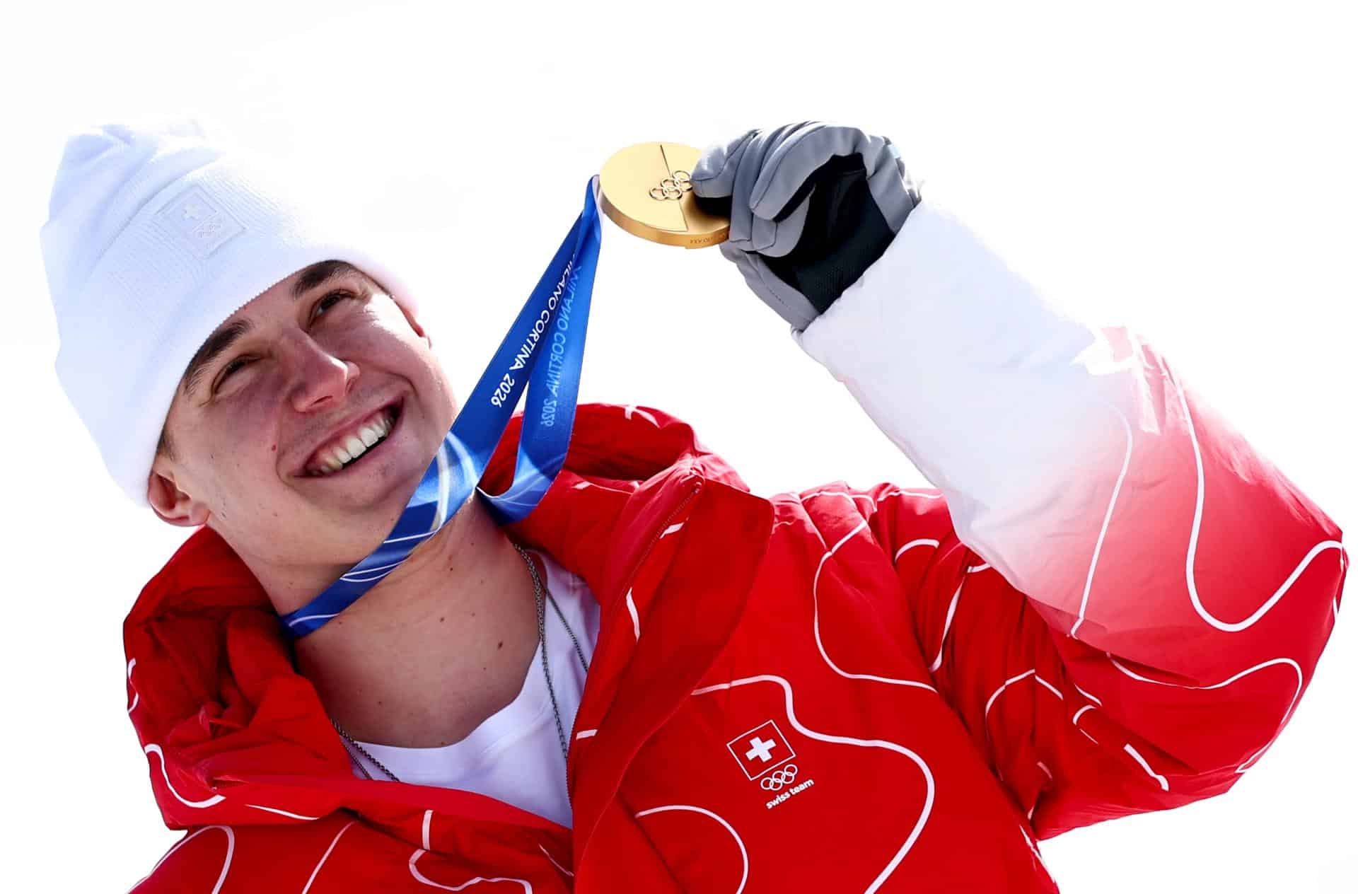 El medallista de oro suizo Franjo von Allmen posa durante la ceremonia de entrega después de la carrera de descenso de esquí alpino masculino en los Juegos Olímpicos de Invierno de 2026 en el Centro de Esquí Stelvio en Bormio, Italia.EFE/EPA/MICHAEL BUHOLZER